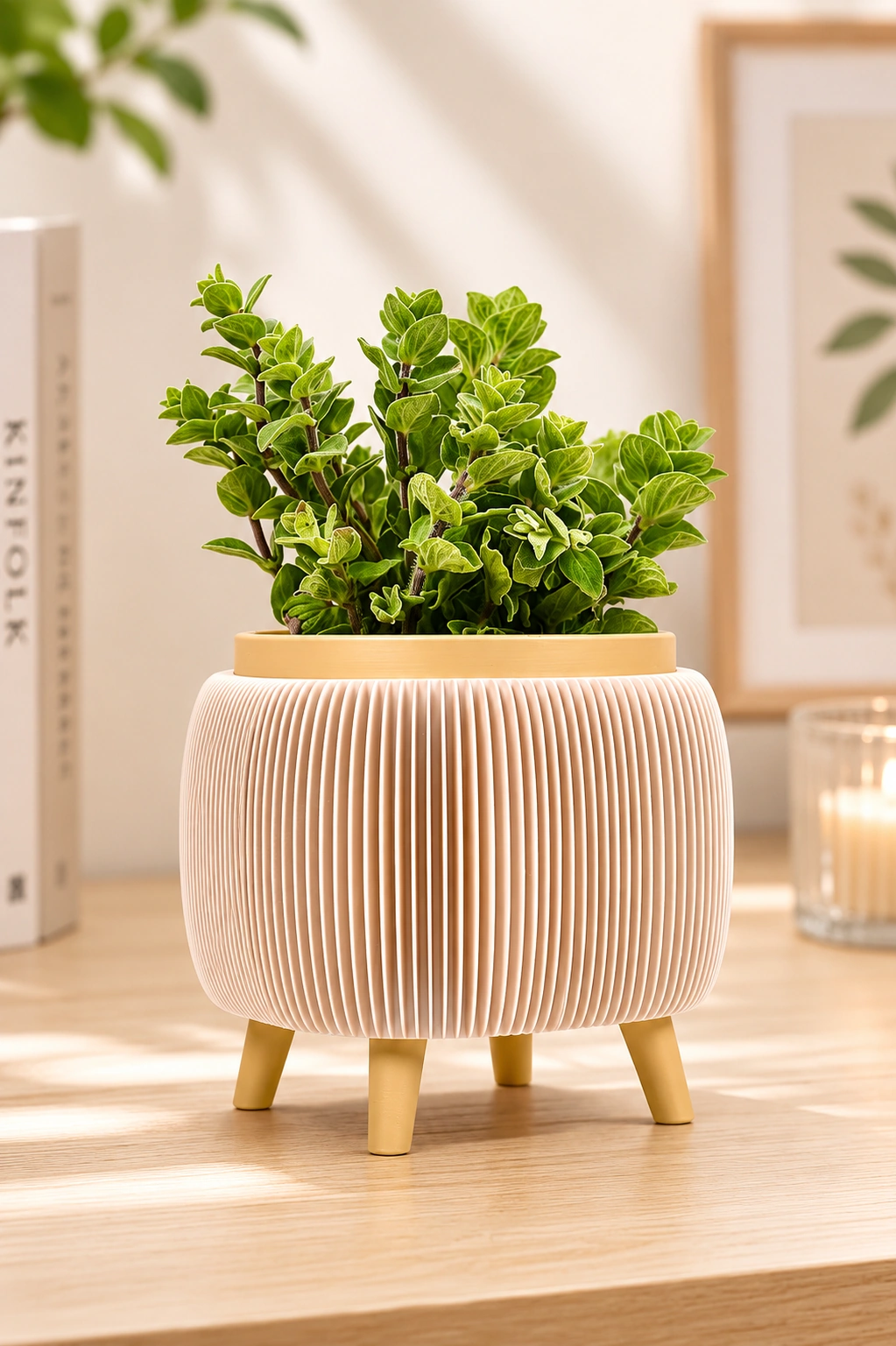 Macetero Thalos con planta en una escena cálida de interior